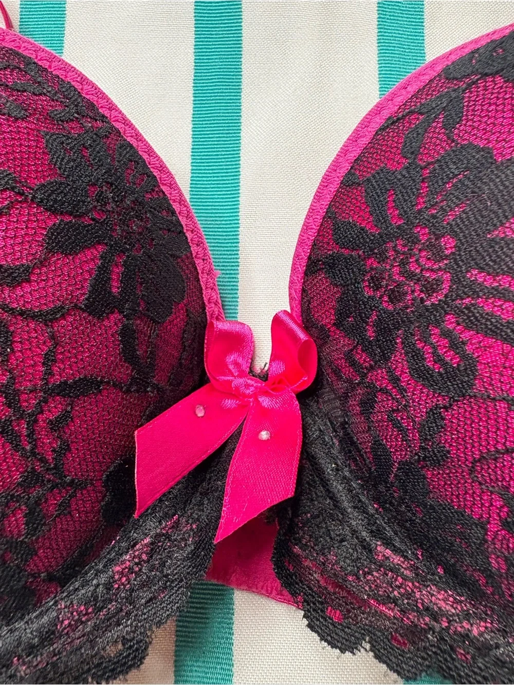 NWT Te Amo Convertible Black and Pink Lace Bra and Skirted Panty Lingerie Set